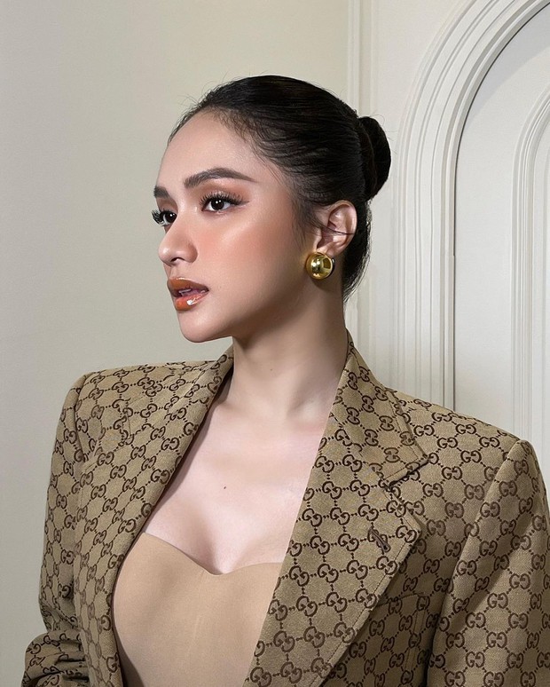 Hôm nay thì thấy cổ Hương Giang rồi nhưng áo thì nude quá ngó không ra... - Ảnh 4. Hôm nay thì thấy cổ Hương Giang rồi nhưng áo thì nude quá ngó không ra... - Ảnh 4.
