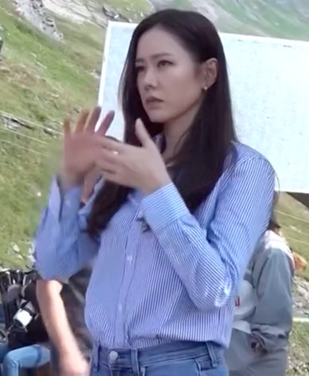 Rộ clip hậu trường Hyun Bin nhìn đồng nghiệp nữ tình tứ, Son Ye Jin lập tức tung ánh mắt viên đạn! - Ảnh 6.