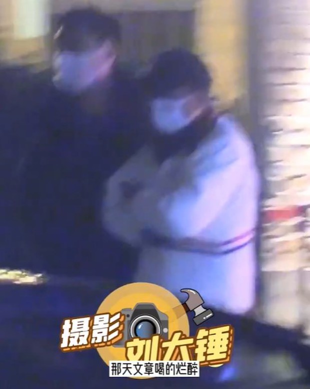 Paparazzi tóm sống cảnh nam diễn viên nổi tiếng say khướt, đi tiểu bậy ngay ngoài đường - Ảnh 3. Paparazzi tóm sống cảnh nam diễn viên nổi tiếng say khướt, đi tiểu bậy ngay ngoài đường - Ảnh 3.
