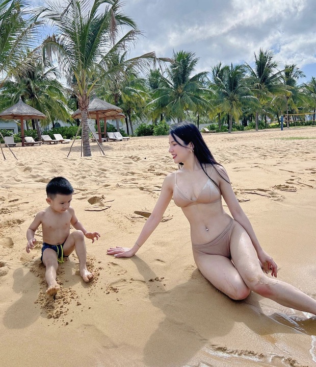 Diệp Lâm Anh cõng 2 con trên lưng, nhìn xuống đôi giày cao gót mà choáng! - Ảnh 6. Diệp Lâm Anh cõng 2 con trên lưng, nhìn xuống đôi giày cao gót mà choáng! - Ảnh 6.