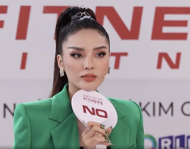 Thí sinh Hoa hậu khiến Kỳ Duyên nổi giận vì hành động được cho là coi thường giám khảo ra mặt? - Ảnh 4. Thí sinh Hoa hậu khiến Kỳ Duyên nổi giận vì hành động được cho là coi thường giám khảo ra mặt? - Ảnh 4.