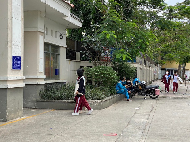TP.HCM: Nữ sinh lớp 10 bất ngờ nhảy lầu tự tử trong giờ ra chơi, nhiều học sinh và giáo viên bàng hoàng - Ảnh 2. TP.HCM: Nữ sinh lớp 10 bất ngờ nhảy lầu tự tử trong giờ ra chơi, nhiều học sinh và giáo viên bàng hoàng - Ảnh 2.