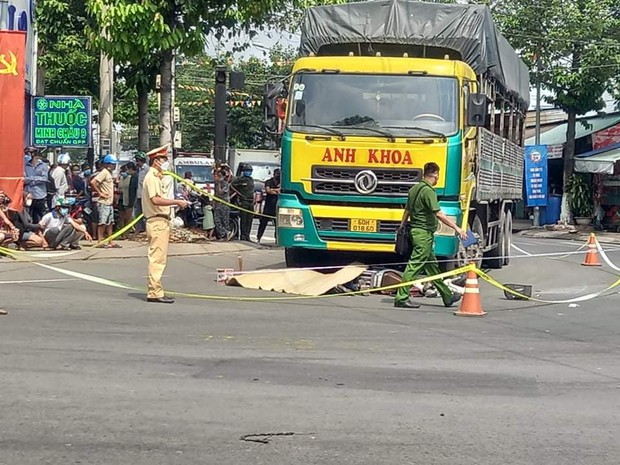 Bình Dương: Nam sinh viên bị xe tải cán tử vong trên đường đi học về, người cha gào khóc đau đớn tại hiện trường - Ảnh 1.