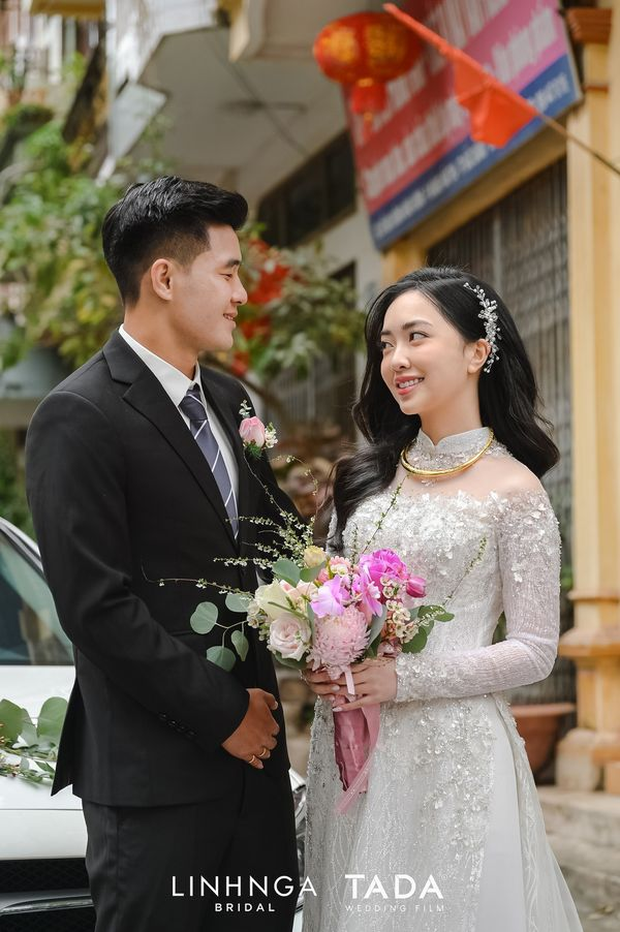 Hà Đức Chinh hạnh phúc bên cô dâu xinh đẹp trong ngày cưới - Ảnh 1.