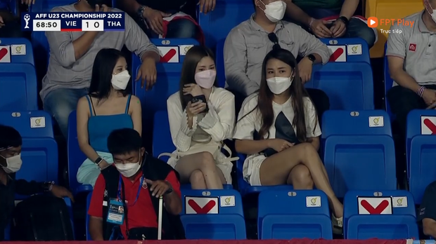Xuất hiện trên khán đài trận U23 Việt Nam - U23 Thái Lan, 3 mỹ nhân chân dài hút chú ý - Ảnh 1.