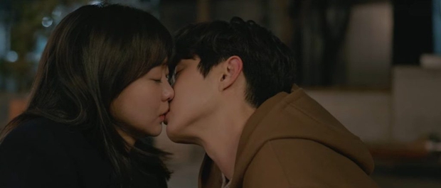 Ngất lịm với 3 cảnh hôn “mlem” nhất phim Hàn đầu 2022: Son Ye Jin thua xa cặp gà bông Our Beloved Summer - Ảnh 4.