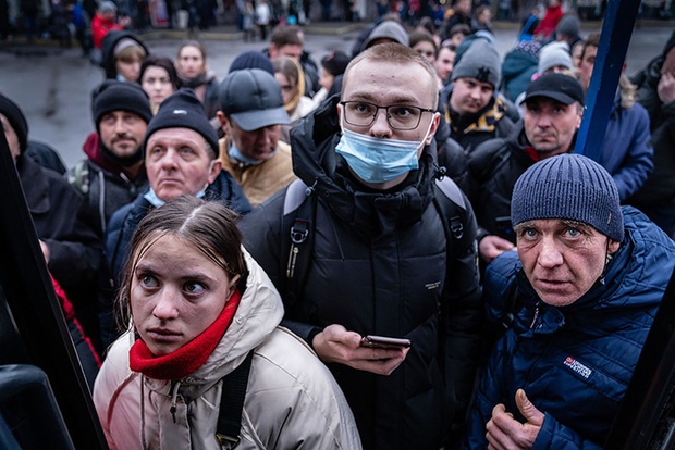 [ẢNH] Cặp đôi Ukraine kết hôn giữa tiếng còi báo động không kích rền vang khắp Kiev - Ảnh 4.