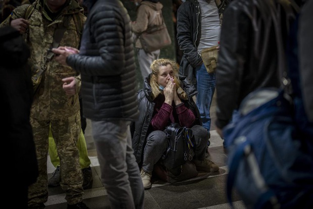[ẢNH] Toàn cảnh người dân Ukraine sau khi TT Putin phát động chiến dịch quân sự đặc biệt - Ảnh 5.