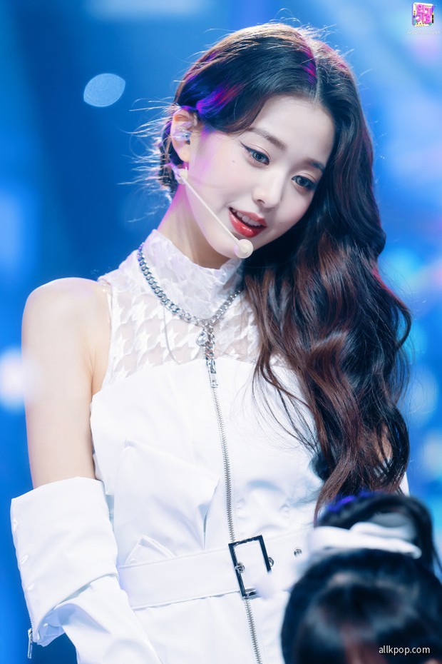 Yuna (ITZY) và chiếc fancam 13 giây khiến netizen đứng hình: Đẳng cấp visual hàng đầu Gen 4 là đây, Wonyoung (IVE) sao làm lại? - Ảnh 7. Yuna (ITZY) và chiếc fancam 13 giây khiến netizen đứng hình: Đẳng cấp visual hàng đầu Gen 4 là đây, Wonyoung (IVE) sao làm lại? - Ảnh 7.