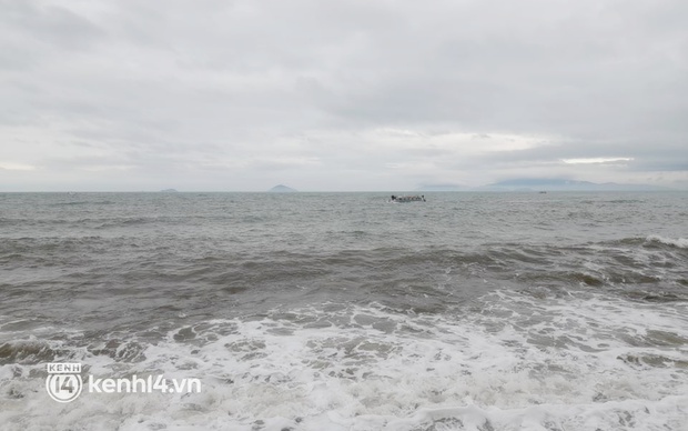 NÓNG: Chìm cano chở du khách ở biển Cửa Đại, 17 người chết và mất tích, huy động trực thăng cứu hộ - Ảnh 2.