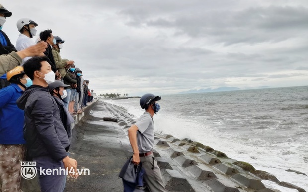 NÓNG: Chìm cano chở du khách ở biển Cửa Đại, 17 người chết và mất tích, huy động trực thăng cứu hộ - Ảnh 3.