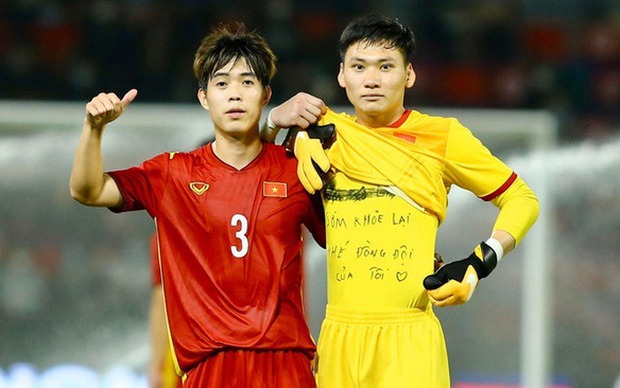 Trước giờ G trận U23 Việt - Thái Lan, chiếc áo đấu với thông điệp của thủ môn Xuân Hoàng gây sốt trở lại: Thấy thương thật! - Ảnh 2. Trước giờ G trận U23 Việt - Thái Lan, chiếc áo đấu với thông điệp của thủ môn Xuân Hoàng gây sốt trở lại: Thấy thương thật! - Ảnh 2.