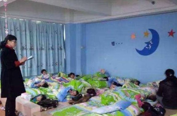 Bà mẹ xem camera con gái ngủ trưa ở trường, phát hiện hành động mà sôi máu, đòi gặp Hiệu trưởng giải thích - Ảnh 1. Bà mẹ xem camera con gái ngủ trưa ở trường, phát hiện hành động mà sôi máu, đòi gặp Hiệu trưởng giải thích - Ảnh 1.