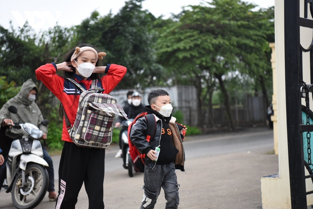 Bộ GD-ĐT đề nghị Hà Nội tổ chức ăn bán trú cho học sinh khi trở lại trường - Ảnh 1.