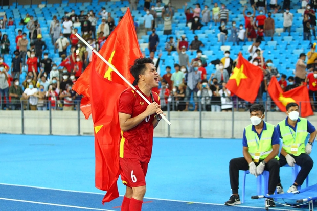 Cây hài mới của làng bóng thể hiện cảm xúc lần đầu giành chức vô địch chỉ bằng 1 hành động - Ảnh 1. Cây hài mới của làng bóng thể hiện cảm xúc lần đầu giành chức vô địch chỉ bằng 1 hành động - Ảnh 1.