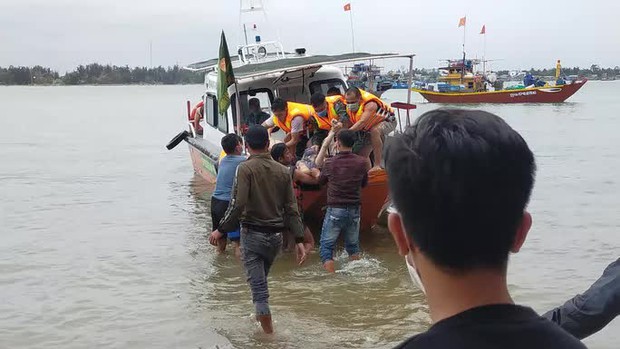 Chủ tịch nước Nguyễn Xuân Phúc chia buồn với gia đình nạn nhân vụ chìm tàu ở Quảng Nam - Ảnh 1.