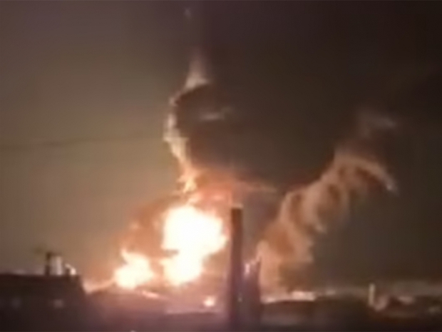 Thành phố Vasylkiv của Ukraine bị trúng tên lửa, kho nhiên liệu bốc cháy dữ dội - Ảnh 1.