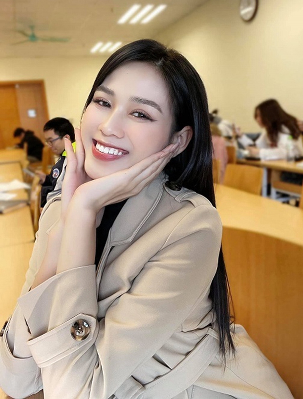 Đỗ Thị Hà đi học trang điểm đúng 4 bước như gái Hàn, dù là Hoa hậu vẫn diện đồ chuẩn học sinh - Ảnh 2.