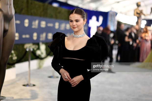 Siêu thảm đỏ SAG Awards: Selena Gomez đẹp nghẹt thở khoe vòng 23 tỷ, Lady Gaga hóa bà hoàng át luôn mỹ nhân Squid Game gầy gò - Ảnh 3.