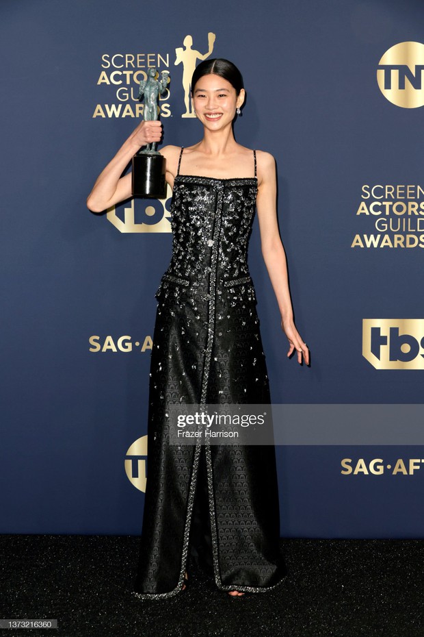 Siêu thảm đỏ SAG Awards: Selena Gomez đẹp nghẹt thở khoe vòng 23 tỷ, Lady Gaga hóa bà hoàng át luôn mỹ nhân Squid Game gầy gò - Ảnh 10.