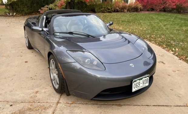 Tesla Roadster đời đầu được bán với giá kỷ lục hơn 250.000 USD - Ảnh 1.