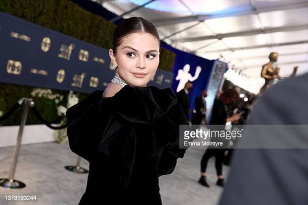 Siêu thảm đỏ SAG Awards: Selena Gomez đẹp nghẹt thở khoe vòng 23 tỷ, Lady Gaga hóa bà hoàng át luôn mỹ nhân Squid Game gầy gò - Ảnh 4.