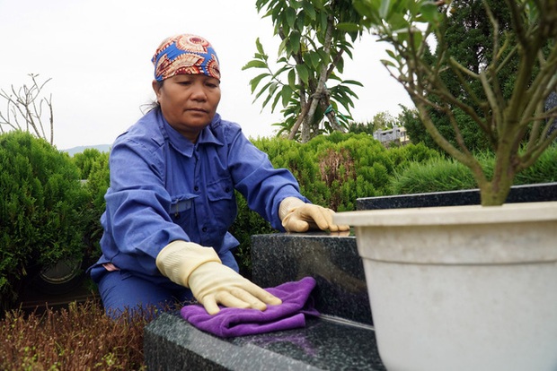 Chuyện những người phụ nữ ôm đồm việc tâm linh của thiên hạ cả kỳ nghỉ Tết - Ảnh 3.