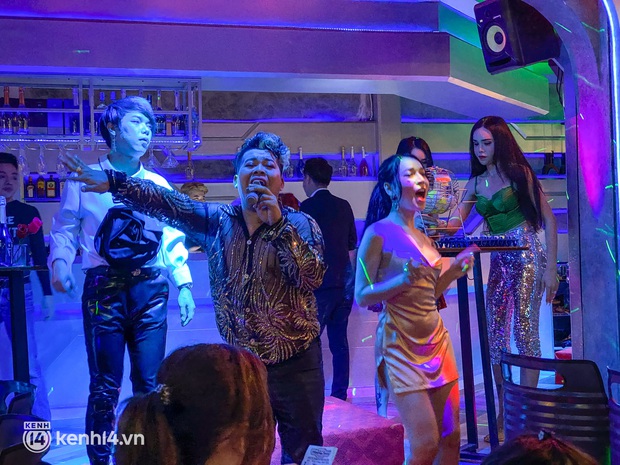 Cả Bùi Viện thu vào quán bar có Vũ Thu Phương “cá viên chiên” biểu diễn, các chỗ còn lại mời mỏi mồm không có mấy khách - Ảnh 7. Cả Bùi Viện thu vào quán bar có Vũ Thu Phương “cá viên chiên” biểu diễn, các chỗ còn lại mời mỏi mồm không có mấy khách - Ảnh 7.