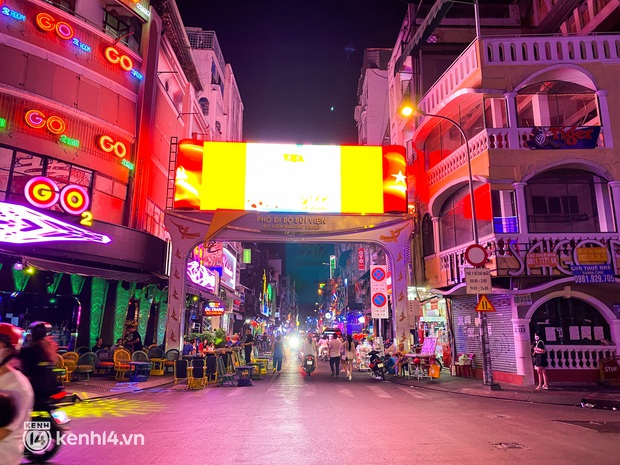 Cả Bùi Viện thu vào quán bar có Vũ Thu Phương “cá viên chiên” biểu diễn, các chỗ còn lại mời mỏi mồm không có mấy khách - Ảnh 1. Cả Bùi Viện thu vào quán bar có Vũ Thu Phương “cá viên chiên” biểu diễn, các chỗ còn lại mời mỏi mồm không có mấy khách - Ảnh 1.