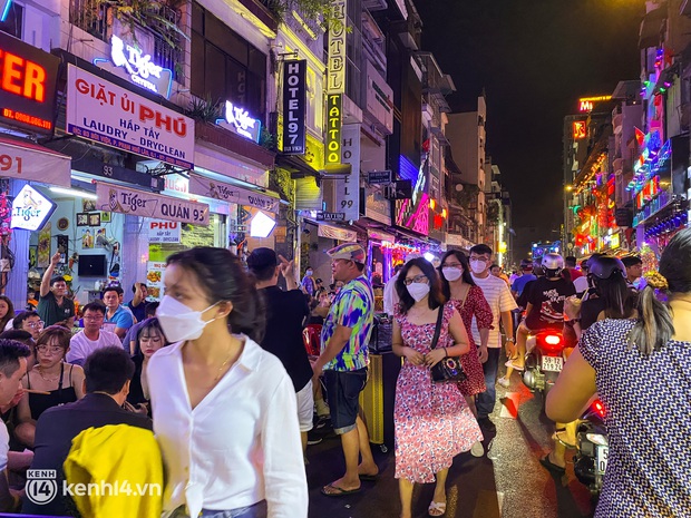 Cả Bùi Viện thu vào quán bar có Vũ Thu Phương “cá viên chiên” biểu diễn, các chỗ còn lại mời mỏi mồm không có mấy khách - Ảnh 3. Cả Bùi Viện thu vào quán bar có Vũ Thu Phương “cá viên chiên” biểu diễn, các chỗ còn lại mời mỏi mồm không có mấy khách - Ảnh 3.