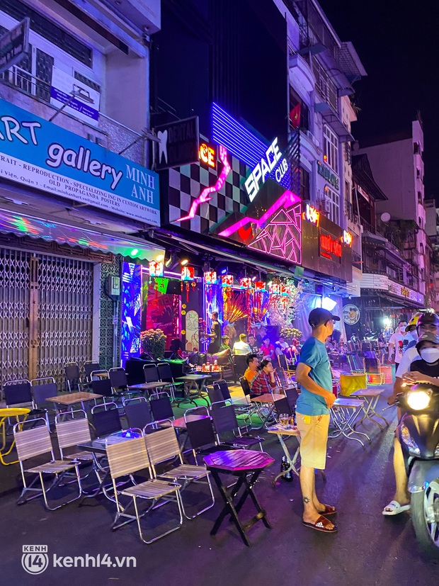 Cả Bùi Viện thu vào quán bar có Vũ Thu Phương “cá viên chiên” biểu diễn, các chỗ còn lại mời mỏi mồm không có mấy khách - Ảnh 5. Cả Bùi Viện thu vào quán bar có Vũ Thu Phương “cá viên chiên” biểu diễn, các chỗ còn lại mời mỏi mồm không có mấy khách - Ảnh 5.