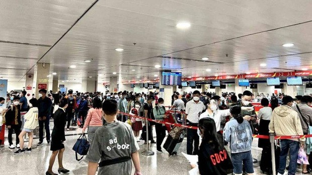 Lượng khách qua sân bay Tân Sơn Nhất tiếp tục phá kỷ lục từ đầu mùa Tết - Ảnh 1.