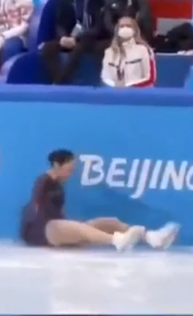 Vấp ngã khi thi đấu tại Olympic, VĐV trượt băng Trung Quốc bị khán giả nước nhà chỉ trích dữ dội - Ảnh 3.