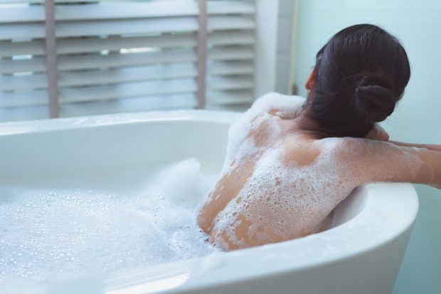 Trong mùa rụng dâu, con gái không nên làm những việc tưởng vô hại nhưng lại gây tổn thương tới sức khỏe này - Ảnh 4. Trong mùa rụng dâu, con gái không nên làm những việc tưởng vô hại nhưng lại gây tổn thương tới sức khỏe này - Ảnh 4.