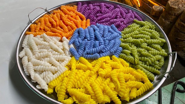 Việt Nam có loạt món ngon màu mè hoa lá hẹ đến lạ, hoá ra toàn là đặc sản nức tiếng của nhiều vùng - Ảnh 7.