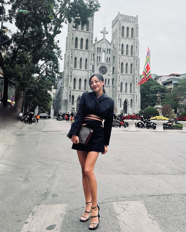 Tất cả là tại váy áo: Văn Mai Hương phút trước eo ót, phút sau cấn bầu? - Ảnh 6. Tất cả là tại váy áo: Văn Mai Hương phút trước eo ót, phút sau cấn bầu? - Ảnh 6.
