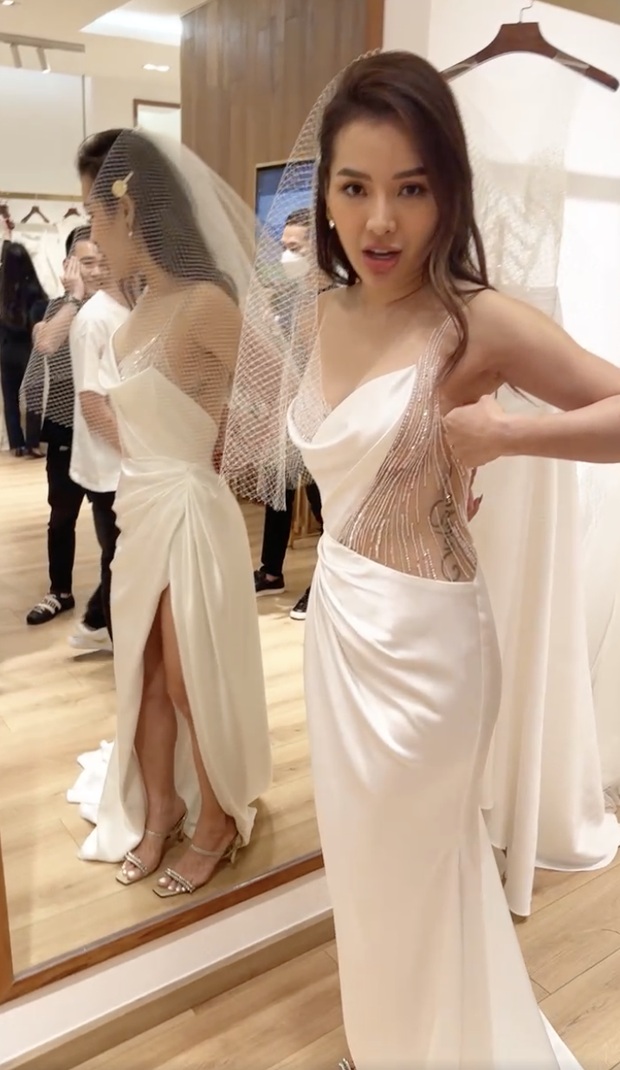 Phương Trinh Jolie thử váy cưới cùng Lý Bình, gây sốc bởi thiết kế siêu hở, vừa trong suốt vừa khoe vòng 1 như trào ra ngoài - Ảnh 4.