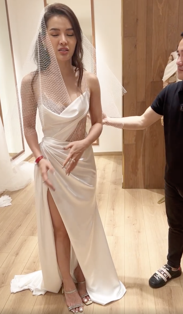 Phương Trinh Jolie thử váy cưới cùng Lý Bình, gây sốc bởi thiết kế siêu hở, vừa trong suốt vừa khoe vòng 1 như trào ra ngoài - Ảnh 5.