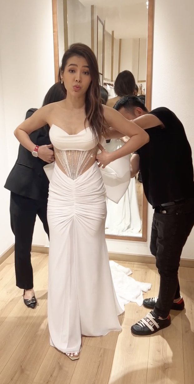 Phương Trinh Jolie thử váy cưới cùng Lý Bình, gây sốc bởi thiết kế siêu hở, vừa trong suốt vừa khoe vòng 1 như trào ra ngoài - Ảnh 6.