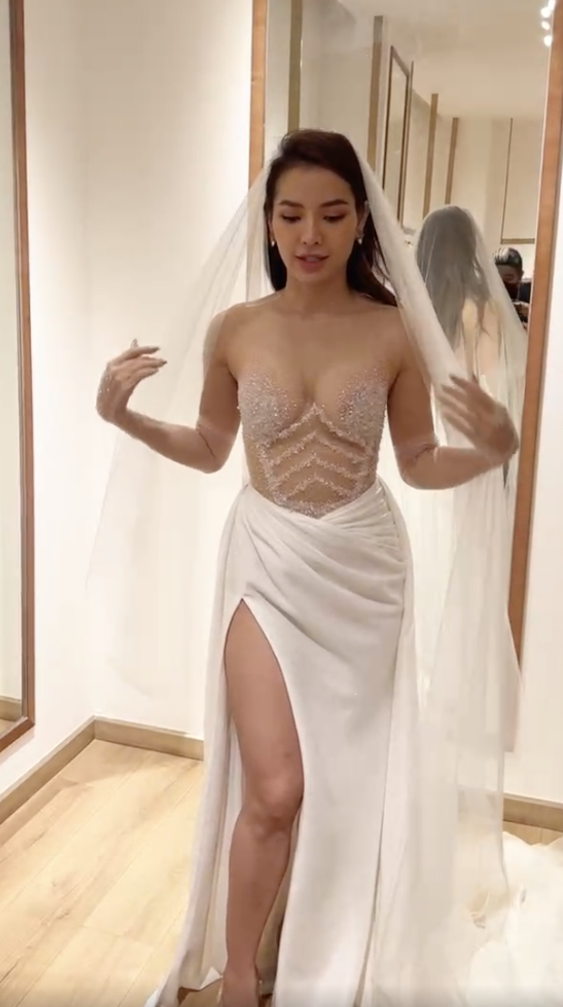 Phương Trinh Jolie thử váy cưới cùng Lý Bình, gây sốc bởi thiết kế siêu hở, vừa trong suốt vừa khoe vòng 1 như trào ra ngoài - Ảnh 7.