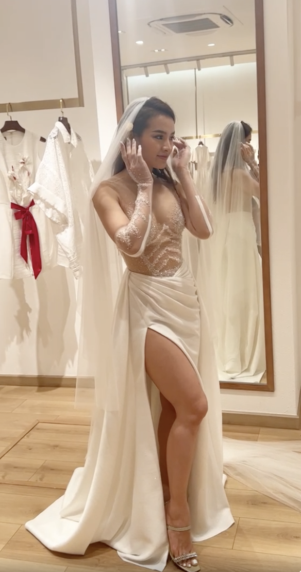 Phương Trinh Jolie thử váy cưới cùng Lý Bình, gây sốc bởi thiết kế siêu hở, vừa trong suốt vừa khoe vòng 1 như trào ra ngoài - Ảnh 8.