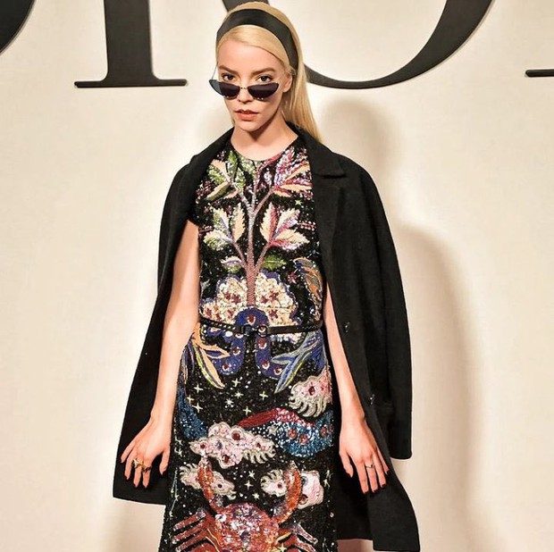 2 nhân vật khiến Jisoo tắt điện ở show Dior: Rihanna diện đồ xuyên thấu đi trẩy hội, Anya Taylor-Joy sang hết nấc - Ảnh 1. 2 nhân vật khiến Jisoo tắt điện ở show Dior: Rihanna diện đồ xuyên thấu đi trẩy hội, Anya Taylor-Joy sang hết nấc - Ảnh 1.