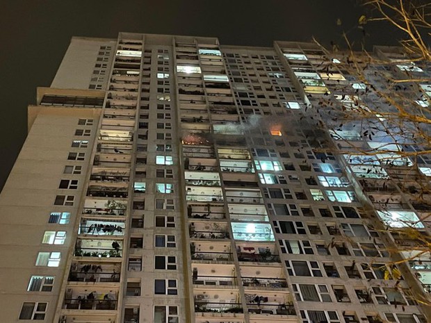 2 căn hộ cao tầng chung cư bốc cháy ngùn ngụt trong đêm - Ảnh 1.