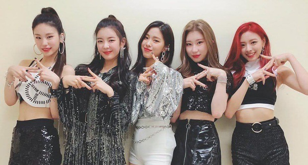 Fandom ITZY nổi giận đùng đùng, tố cáo đàn em NMIXX “ăn cắp” động tác chào, JYP thiên vị lộ liễu? - Ảnh 2. Fandom ITZY nổi giận đùng đùng, tố cáo đàn em NMIXX “ăn cắp” động tác chào, JYP thiên vị lộ liễu? - Ảnh 2.