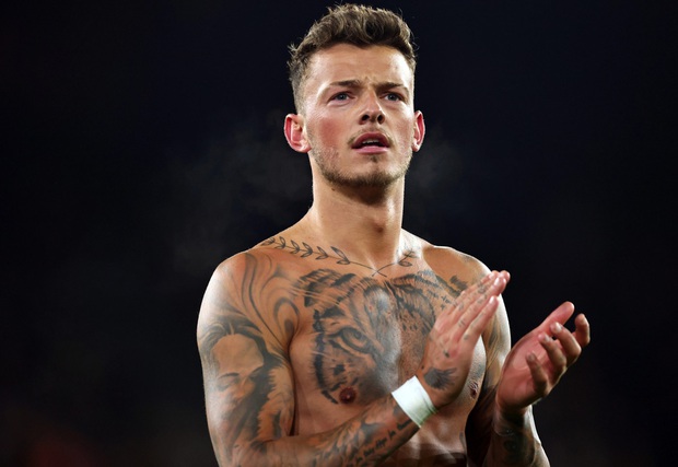 Gia nhập hội WAGs Arsenal, người đẹp nóng bỏng gây khó hiểu khi khóa môi bạn cùng giới - Ảnh 1. Gia nhập hội WAGs Arsenal, người đẹp nóng bỏng gây khó hiểu khi khóa môi bạn cùng giới - Ảnh 1.