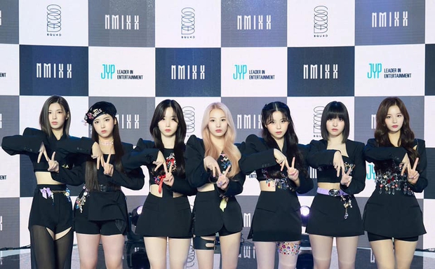 Fandom ITZY nổi giận đùng đùng, tố cáo đàn em NMIXX “ăn cắp” động tác chào, JYP thiên vị lộ liễu? - Ảnh 1. Fandom ITZY nổi giận đùng đùng, tố cáo đàn em NMIXX “ăn cắp” động tác chào, JYP thiên vị lộ liễu? - Ảnh 1.