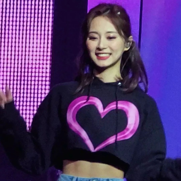 Sức hút trái ngược của Tzuyu (TWICE): Gương mặt dịu dàng đẹp nhất thế giới nhưng cơ bụng lại nổi rõ 6 múi như… phái mạnh? - Ảnh 2.