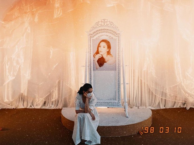 Hé lộ hình ảnh nhà tang lễ Nữ diễn viên Chiếc Lá Bay: Hoa tươi ngập tràn mọi nơi, 2 người đặc biệt xuất hiện với tâm trạng buồn bã - Ảnh 7.