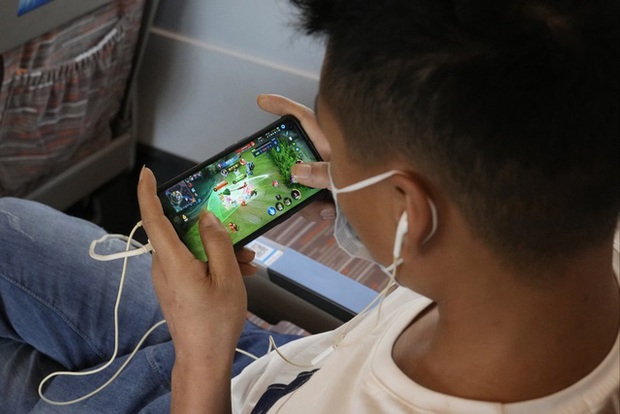 Trung Quốc: Đề xuất cấm hoàn toàn người dưới 18 tuổi chơi game, con nghiện game cha mẹ chịu trách nhiệm liên đới - Ảnh 1.
