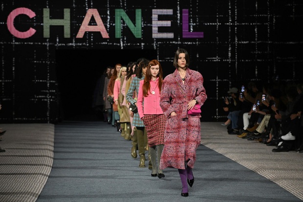 16 show diễn nổi nhất Fashion Week vừa qua: Dân tình thương Jennie phải gánh cả show Chanel quá ô dề - Ảnh 2.